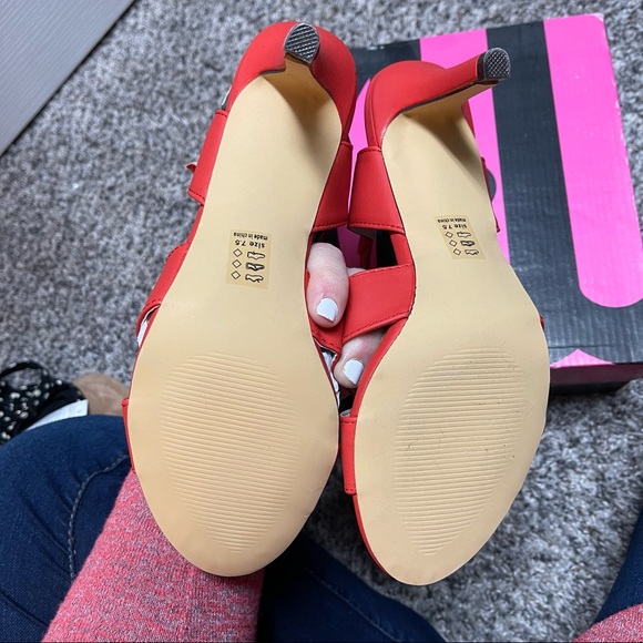 Red high heels. - Picture 2 of 8